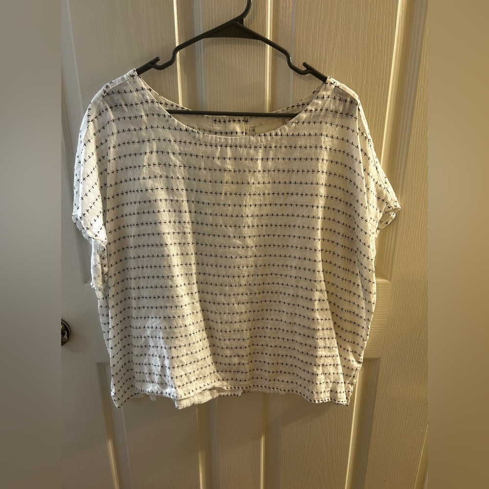 Linen Bee Pattern Top with Buttons